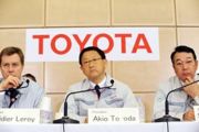 丰田公司总裁丰田章男(中)与公司其他高管在记者会上就质量问题回答提问